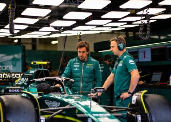 alonso verbijsterd door aston martin in japan doorbraak n inconsistentie