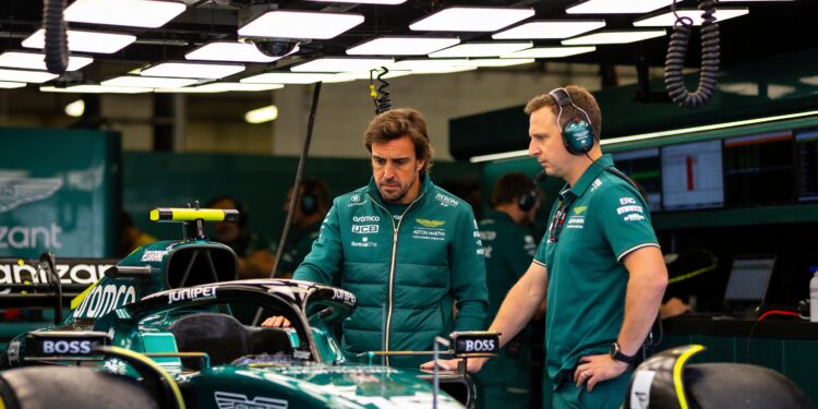 alonso verbijsterd door aston martin in japan doorbraak n inconsistentie