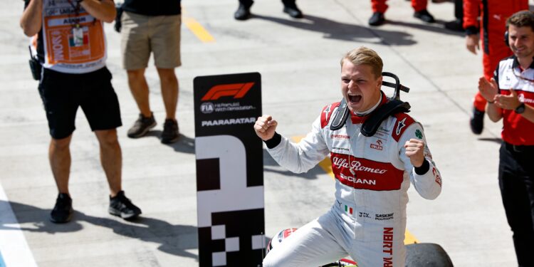 Antonelli grijpt zege in Japan en wordt jongste WK-leider ooit 1 antonelli grijpt zege in japan en wordt jongste wk leider ooit