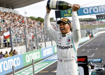 antonelli pakt zege in japan jongste kampioenschapsleider ooit