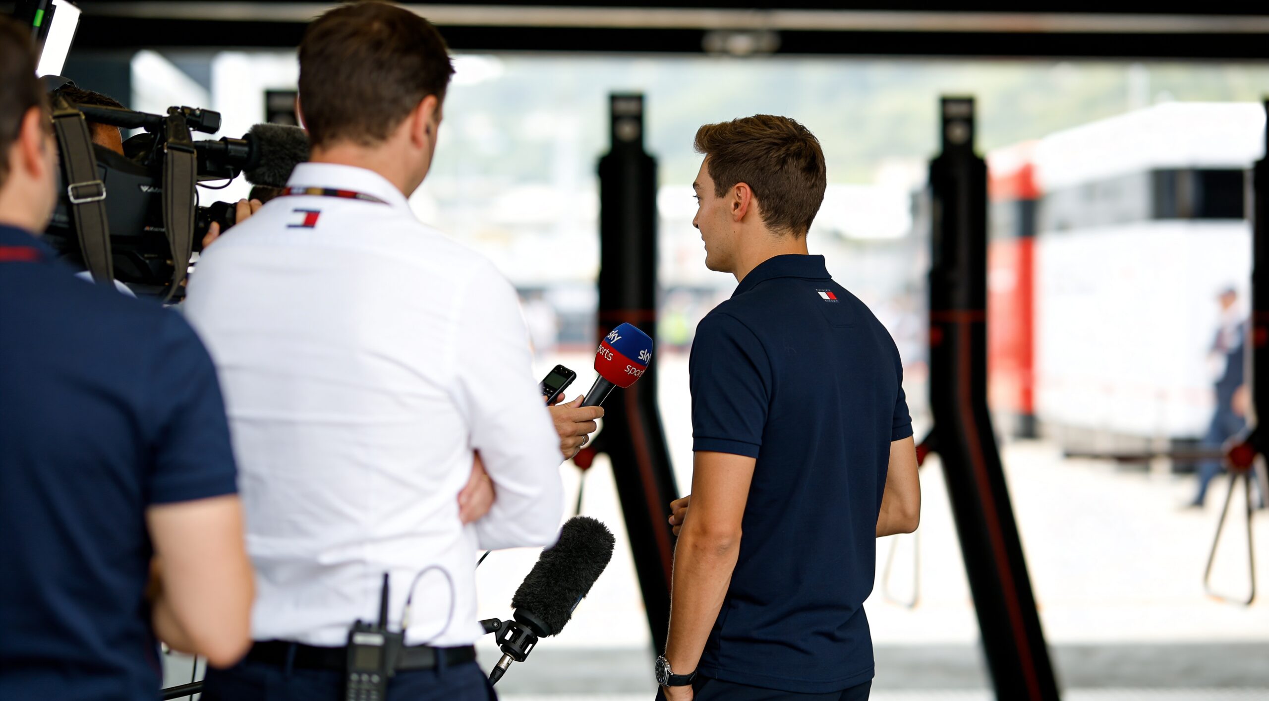 aston martin in zwaar weer zoektocht naar oplossing crisis scaled