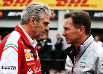 ferrari verdenkt mercedes van sluw spel met motorupdates