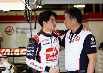 haas baas komatsu steunt bearman na pittige 50g crash in japan