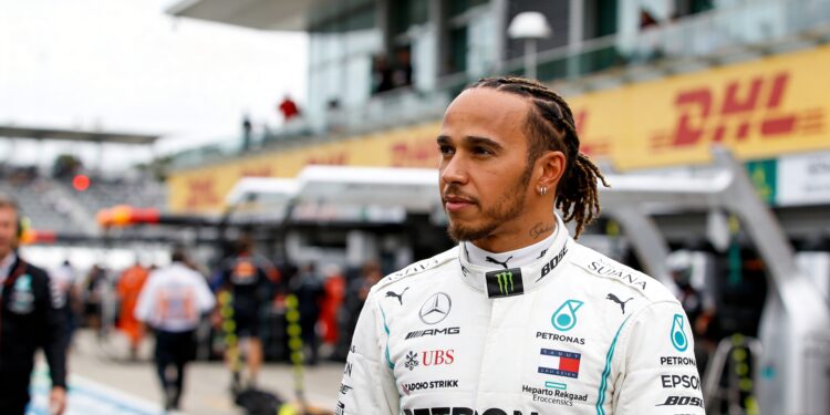 hamilton wisselt racestuur voor samoeraizwaard in japan