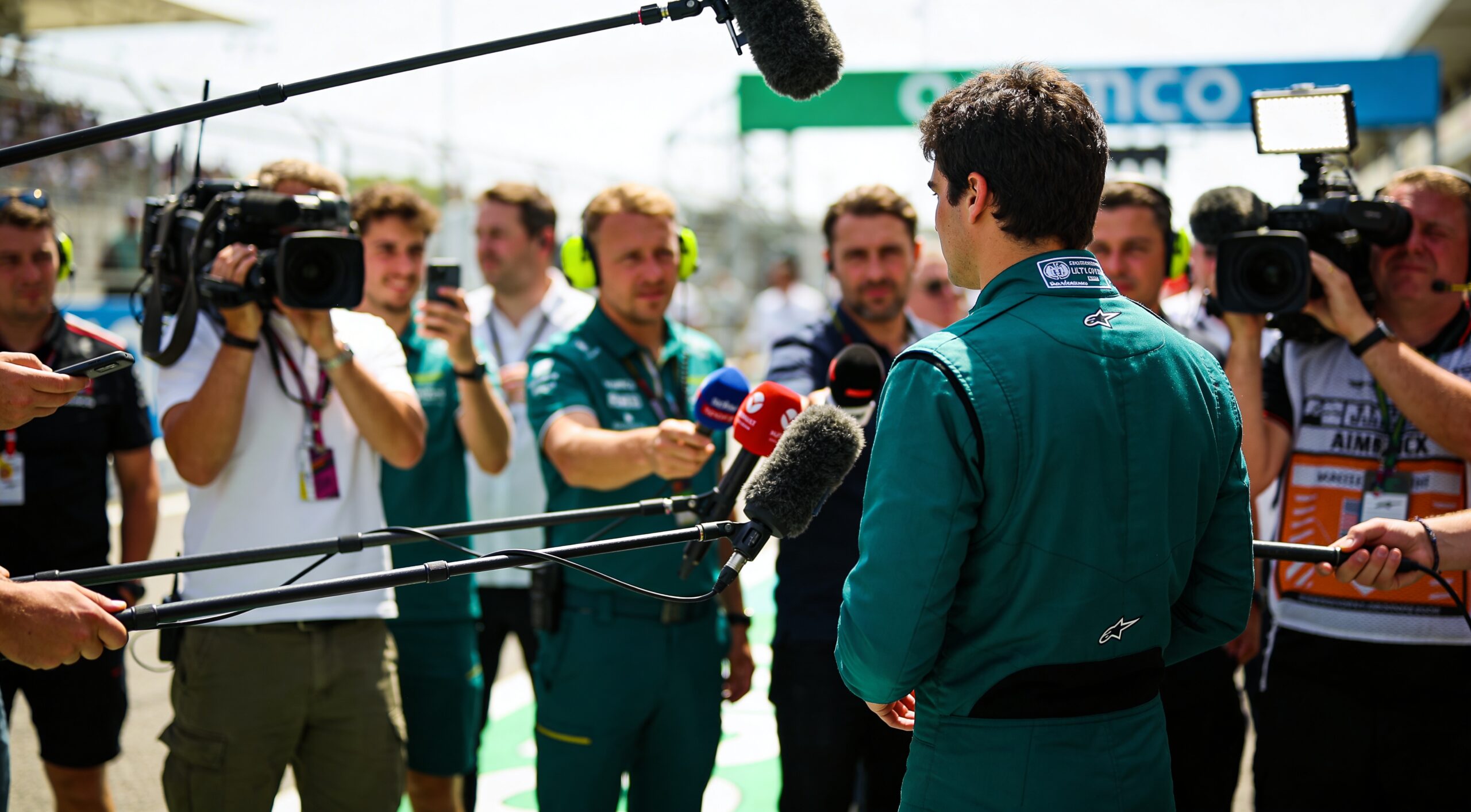 hamiltons podium in china zet streep door pensioengeruchten scaled