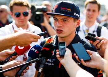 journalisten roepen fia op tot actie na verstappen incident