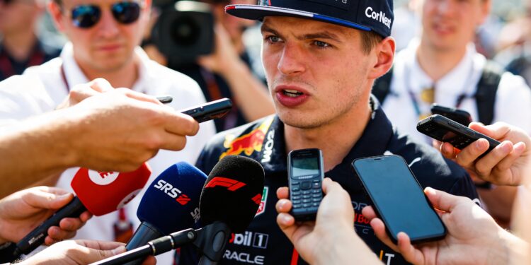 journalisten roepen fia op tot actie na verstappen incident