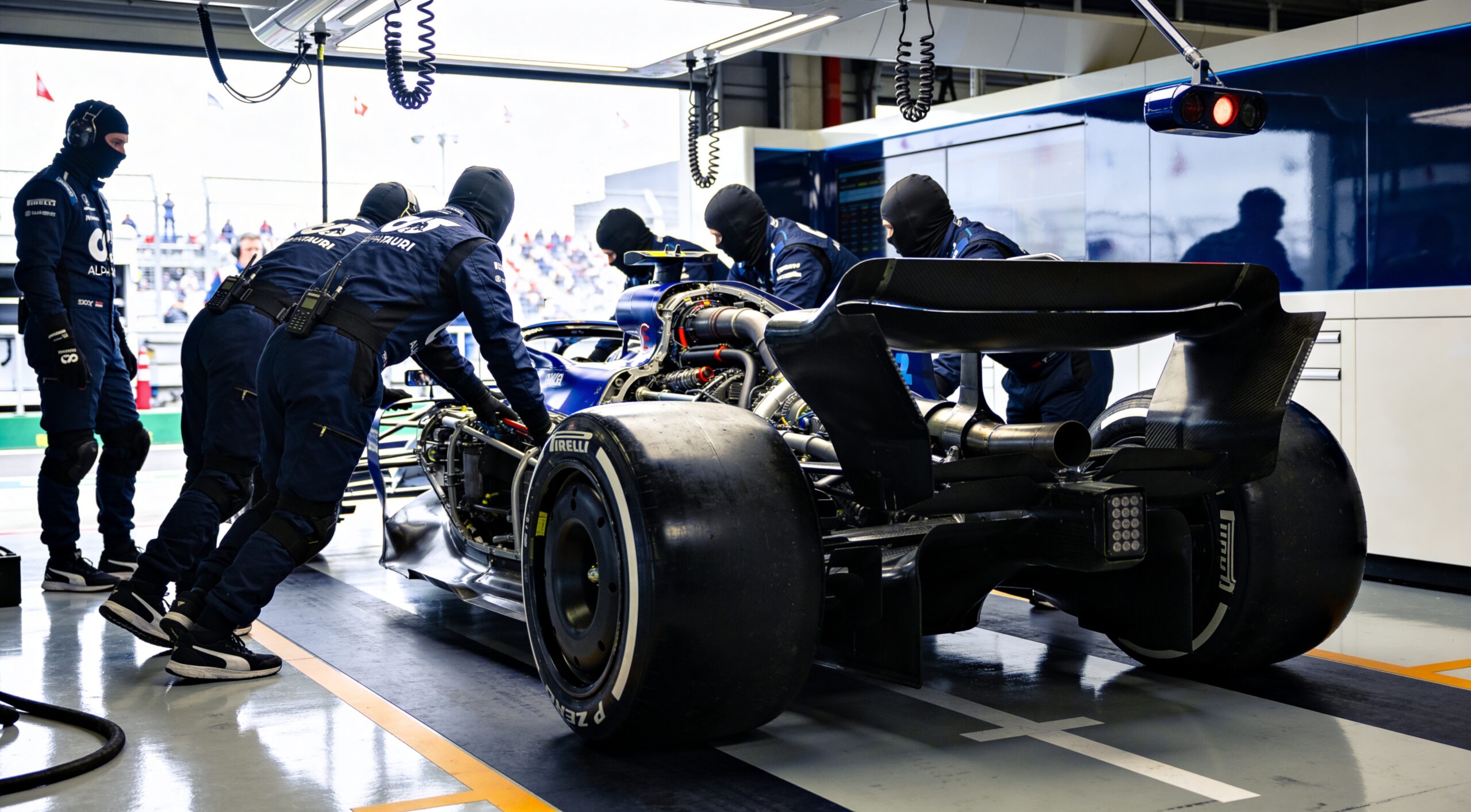 lewis hamilton duikt in samoerai traditie voor japanse gp scaled