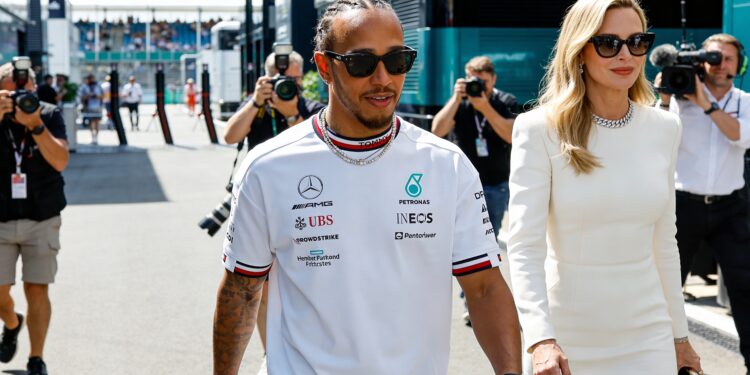 lewis hamilton en anya taylor joy stelen de show in suzuka