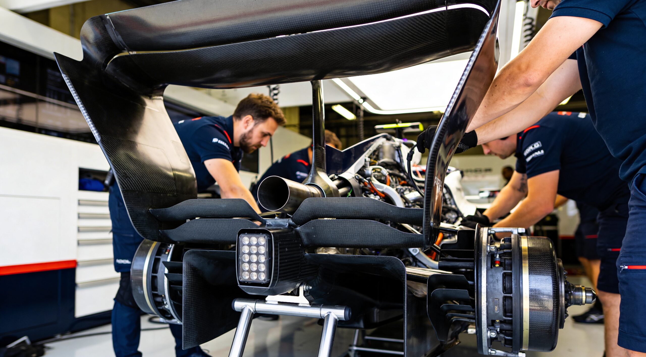 lewis hamilton reageert op critici na sterke start bij ferrari scaled