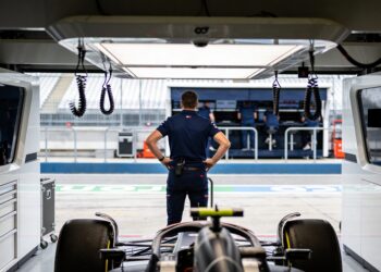 lewis hamilton verrast fans met iconische f40 in yokohama