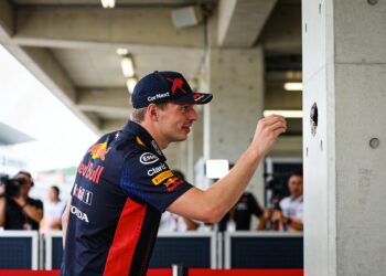 max verstappen ontdekt mysterieus gat in suzuka pilaar