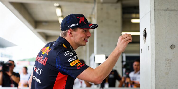 max verstappen ontdekt mysterieus gat in suzuka pilaar