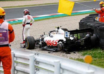 ollie bearman crasht in suzuka onnodige klap voor talent