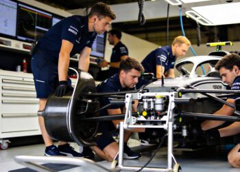 piastri schittert met p3 in japan mclaren dichter bij mercedes