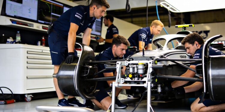 piastri schittert met p3 in japan mclaren dichter bij mercedes