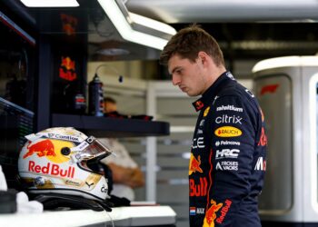 red bull onder druk verstappen s f1 toekomst in twijfel