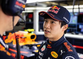 verstappen afwezig bij pirelli test suzuka tsunoda vervangt