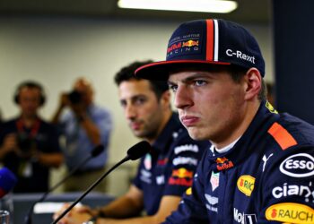 verstappen s legendarische kopstoot moment in canada 2018