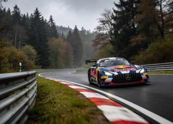 verstappen verrast met mercedes test op nordschleife