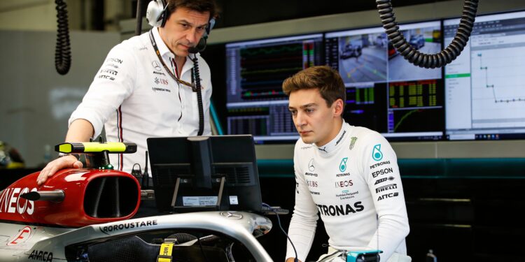 wolff onthult alles zat george russell tegen in japan