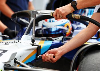 albon maakt vijf stops in japan williams geheime missie ontrafeld