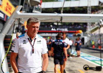 alpine reageert fel op haatberichten en ontkent interne sabotage