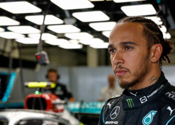 antonelli pakt leiding in interne strijd mercedes russell onder druk