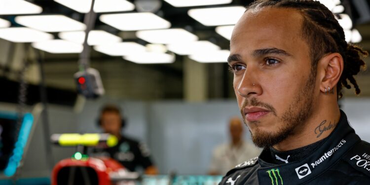 antonelli pakt leiding in interne strijd mercedes russell onder druk