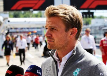apple lanceert nieuwe f1 shows met nico rosberg in