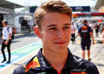 arvid lindblad schittert als f1 rookie leef mijn droom