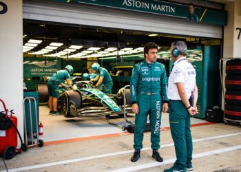 aston martin haalt opgelucht adem alonso finisht volledige race