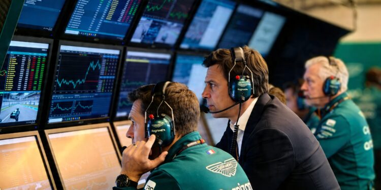 aston martin kampt met moraalproblemen newey s rol kritisch bekeken