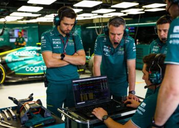 aston martin onder de loep na start van nieuw f1 t