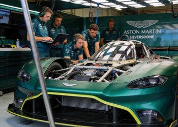 aston martin test bizarre eenzitter wat gebeurt er op silverstone