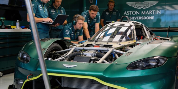 aston martin test bizarre eenzitter wat gebeurt er op silverstone