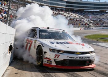 bizarre zegeviering nascar winnaar crasht tijdens