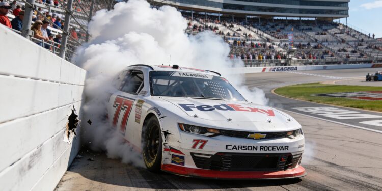 bizarre zegeviering nascar winnaar crasht tijdens