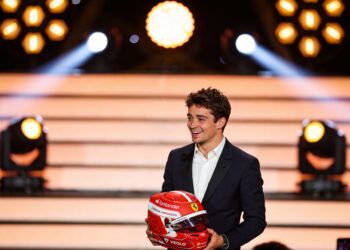 briatore slaat toe leclercs helm voor 120 000 naar het goede doel