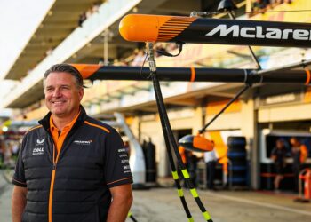 brown onthult mclarens transformatie van donker na