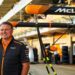 brown onthult mclarens transformatie van donker na