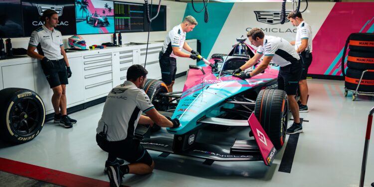 cadillac viert thuisrace in miami met speciale liv