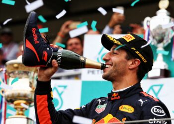 daniel ricciardo onthult shoey tactiek voor podiumrivalen