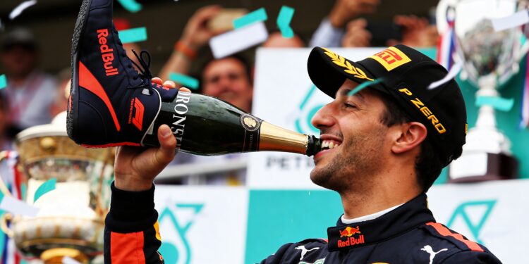 daniel ricciardo onthult shoey tactiek voor podiumrivalen