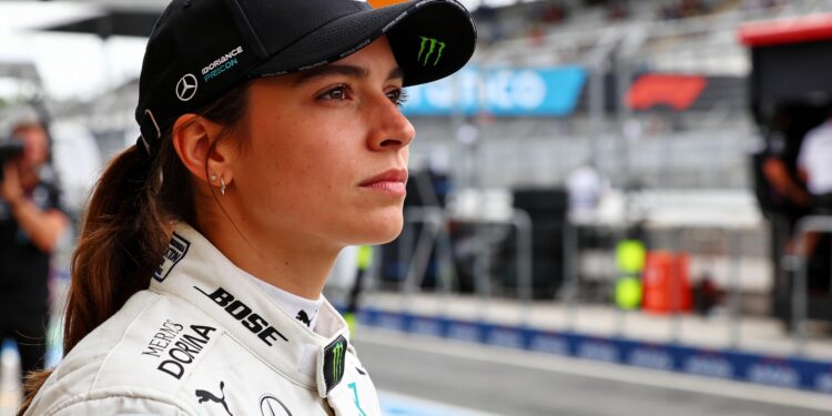doriane pin bereidt zich voor op formule 1 test met mercedes
