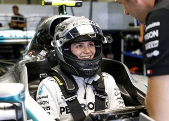 doriane pin maakt droomstart eerste f1 test met mercedes w12