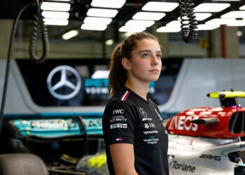 doriane pin over droom f1 zitje en mercedes steun