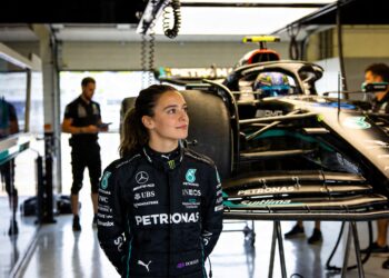 doriane pin rijdt f1 voor mercedes historische mijlpaal