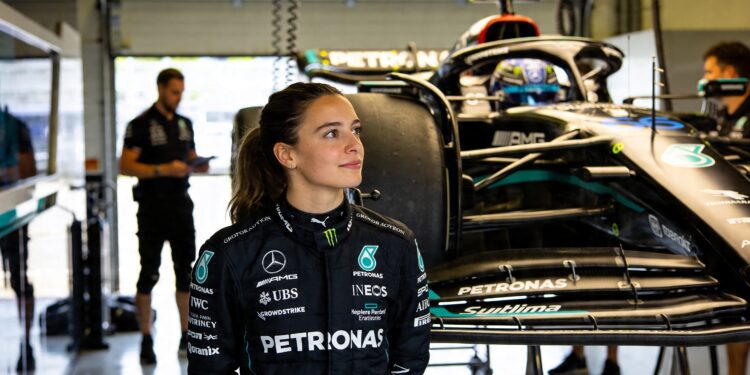 doriane pin rijdt f1 voor mercedes historische mijlpaal