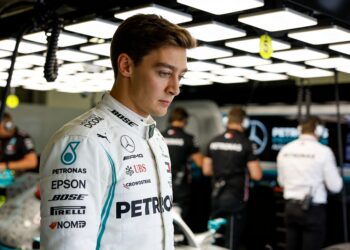 druk stijgt voor george russell antonelli blinkt uit bij mercedes